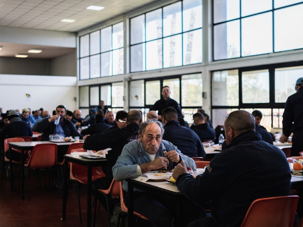 Arbeiter essen Mittag in einer Kantine der Raffinerie ISAB, Priolo Gargallo, 2020